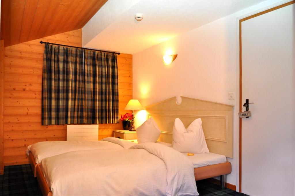 Hotel De La Paix Champery Room photo