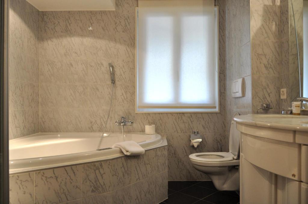 Hotel De La Paix Champery Room photo