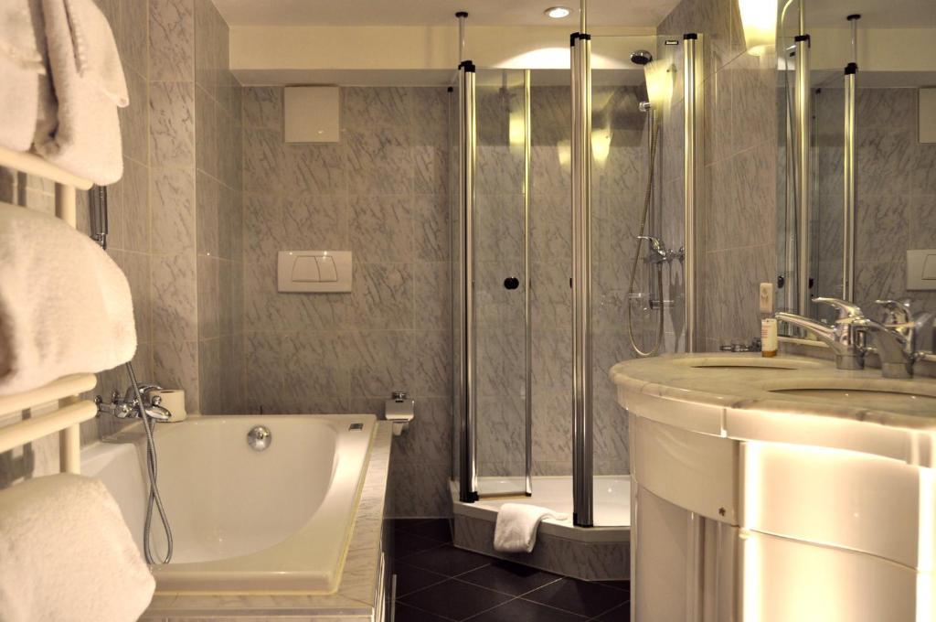 Hotel De La Paix Champery Room photo