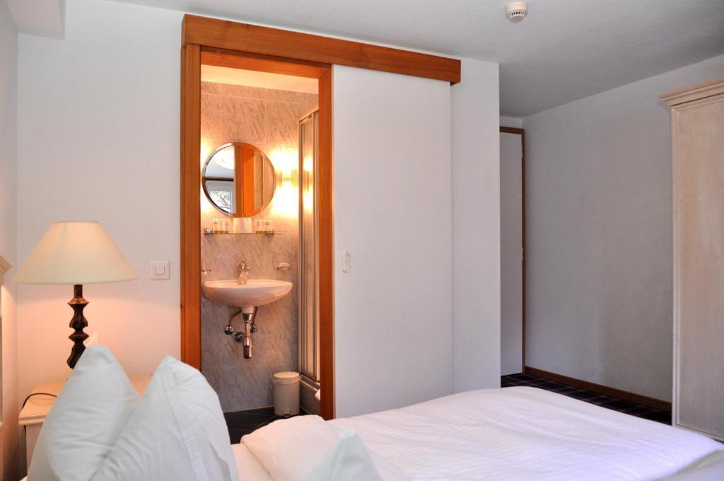 Hotel De La Paix Champery Room photo