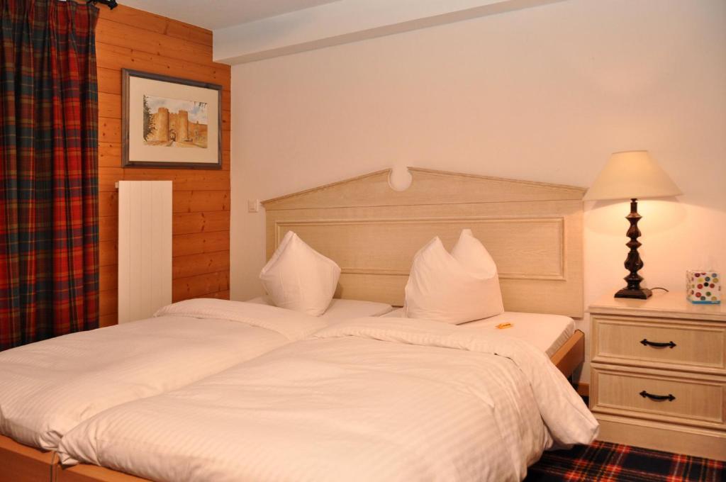 Hotel De La Paix Champery Room photo