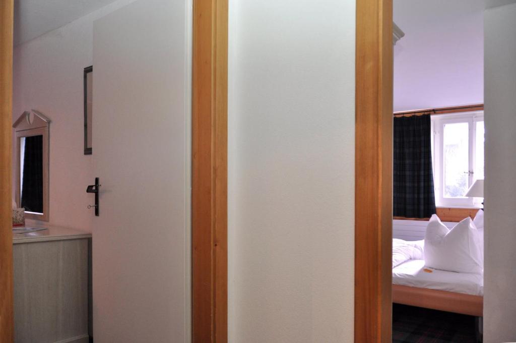 Hotel De La Paix Champery Room photo